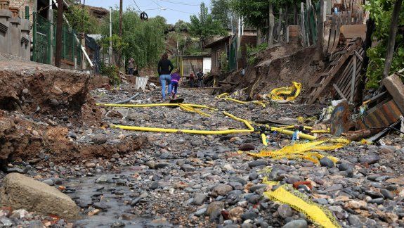 El cañadón natural de Nueva España. El agua arrasa con todo, pero la gente sigue construyendo en ese lugar.