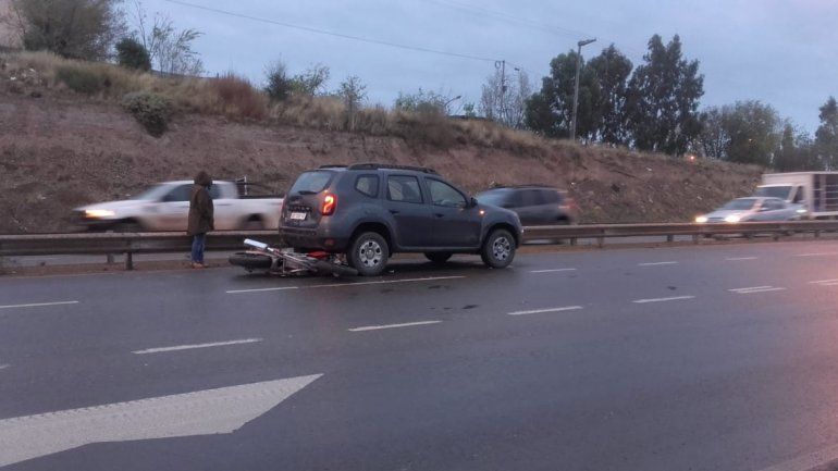 Dos choques entre motocicletas y camionetas complicaron el tránsito