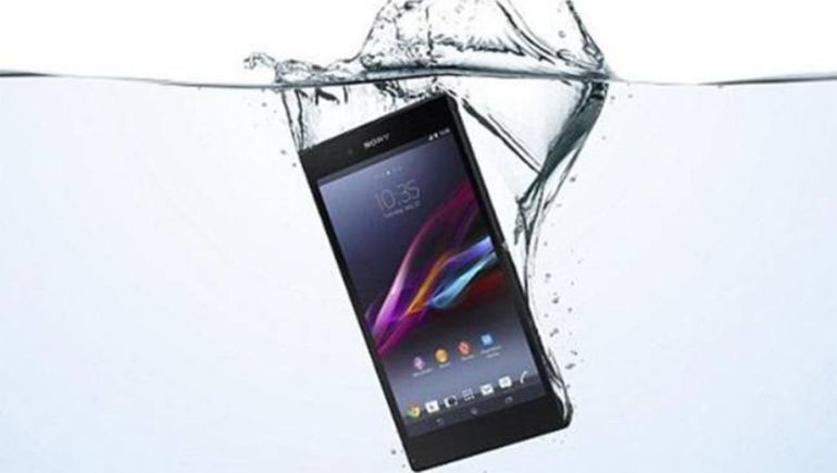 Cómo resucitar un smarthphone que se cae al agua
