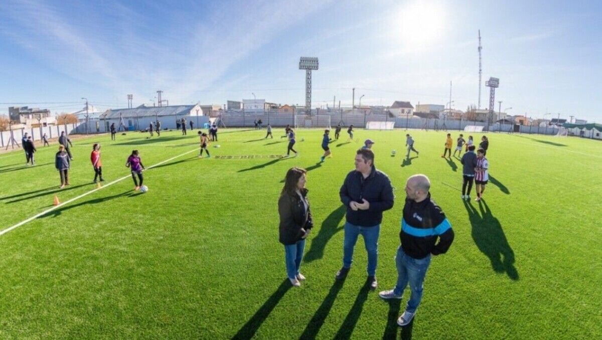 La cancha municipal de Río Grande fue renovada con un sistema de captación y drenaje de agua de lluvia debajo de la nueva alfombra sintética.&nbsp;