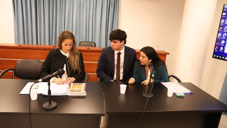 Gladys Ramírez, su hijo sodio empresario de Vilches y la abogada Melina Pozzer. Gladys Ramírez, su hijo sodio empresario de Vilches y la abogada Melina Pozzer.