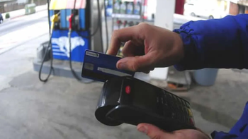 Las familias se endeudas con la tarjeta para llegar a fin de mes
