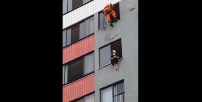 Salvó a una suicida pegándole una patada en la cara