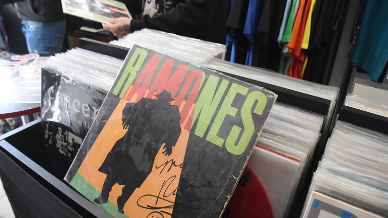 Un disco a la venta de Los Ramones, con la firma del mítico Marky Ramone se puede ver en el local neuquino. También hay otro del Invisible, con la estampa de Spinetta. Un disco a la venta de Los Ramones, con la firma del mítico Marky Ramone se puede ver en el local neuquino. También hay otro del Invisible, con la estampa de Spinetta.