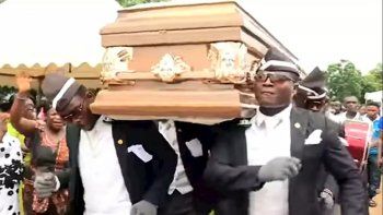 la policia de colombia baila en las calles con un ataud la policia de colombia baila en las calles con un ataud