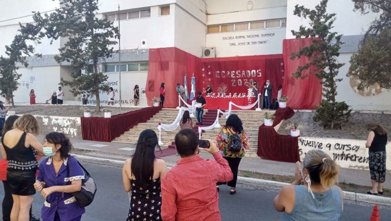 El Colegio San Martín tuvo su ceremonia de egreso en plena avenida