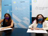 La ministra Elisabeth Gómez Alcorta junto y la presidenta de la Fundación YPF, Ofelia Cédola, durante la firma del acuerdo.&nbsp;