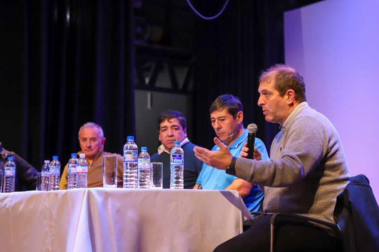 Lanzano compartió la mesa con el petrolero Marcelo Rucci, que representa a Deportivo Rincón en el Federal A. Fotos: Omar Novoa Lanzano compartió la mesa con el petrolero Marcelo Rucci, que representa a Deportivo Rincón en el Federal A. Fotos: Omar Novoa