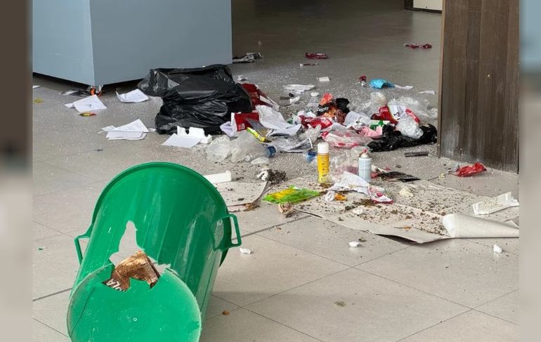 Un estudiante les tiró basura a nodocentes en la UNPSJB de Comodoro Rivadavia. Un estudiante les tiró basura a nodocentes en la UNPSJB de Comodoro Rivadavia.