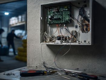 La central del sistema de alarmas destruida tras el robo, lo que impidió que se enviaran señales de alerta al centro de monitoreo.