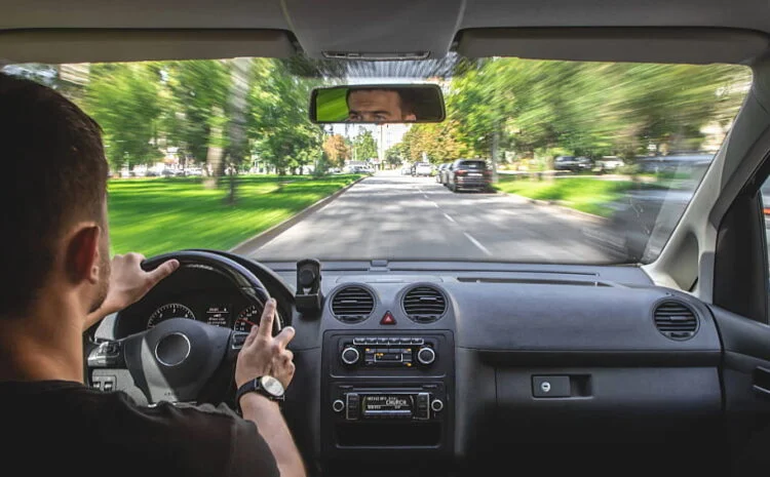 En todos los casos se debe manejar con la licencia de conducir al día. En todos los casos se debe manejar con la licencia de conducir al día.