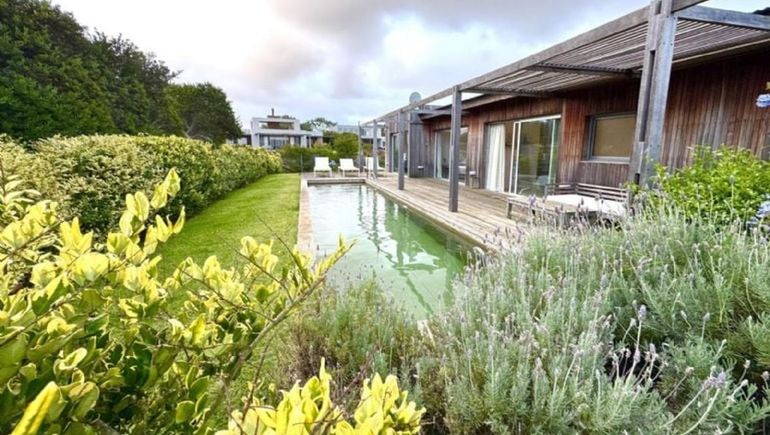 La lujosa cada de Lanata en Punta del Este. La lujosa cada de Lanata en Punta del Este.