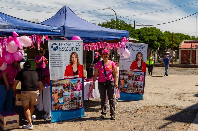 La concejala Fernanda Esquivel, organizadora del cierre del Octubre Rosa en Plottier. Foto: Gentileza. La concejala Fernanda Esquivel, organizadora del cierre del Octubre Rosa en Plottier. Foto: Gentileza.