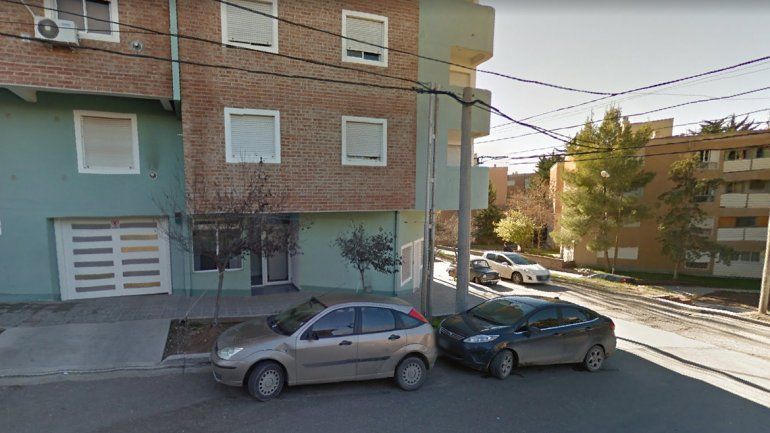 La mujer sostenía la puerta mientras el hombre sacaba el televisor.