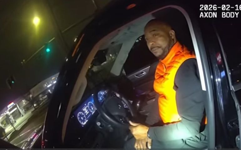 El policía encontró a Brown dormido detrás del volante, unos diez minutos después de recibir el aviso. El policía encontró a Brown dormido detrás del volante, unos diez minutos después de recibir el aviso.