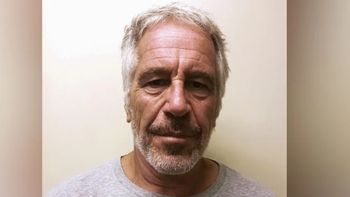 Jeffrey Epstein, fue hallado muerto en 2019 en su celda de prisión mientras esperaba juicio por cargos de tráfico sexual. Jeffrey Epstein, fue hallado muerto en 2019 en su celda de prisión mientras esperaba juicio por cargos de tráfico sexual.