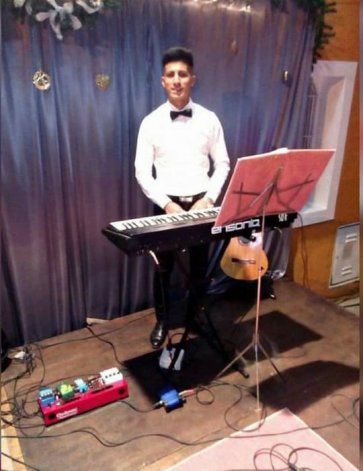 Gramajo es músico. Tocó en bandas de cumbia, en peñas de folclore y en la iglesia evangélica.