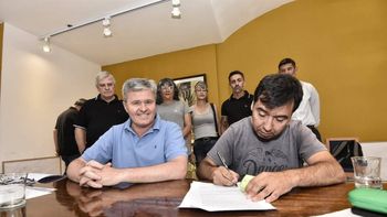 Plaza Huincul acordó un aumento salarial anual del 36% Plaza Huincul acordó un aumento salarial anual del 36%