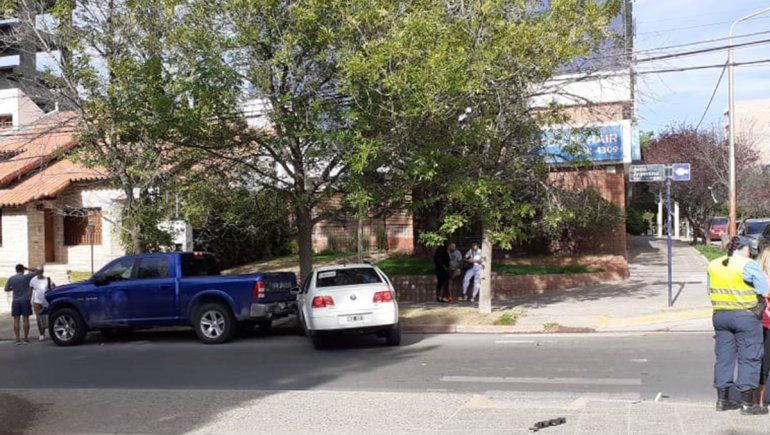Lo chocaron y terminó contra una camioneta estacionada