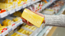 Cómo guardar el queso en la heladera para que no pierda el sabor: el error que estás cometiendo