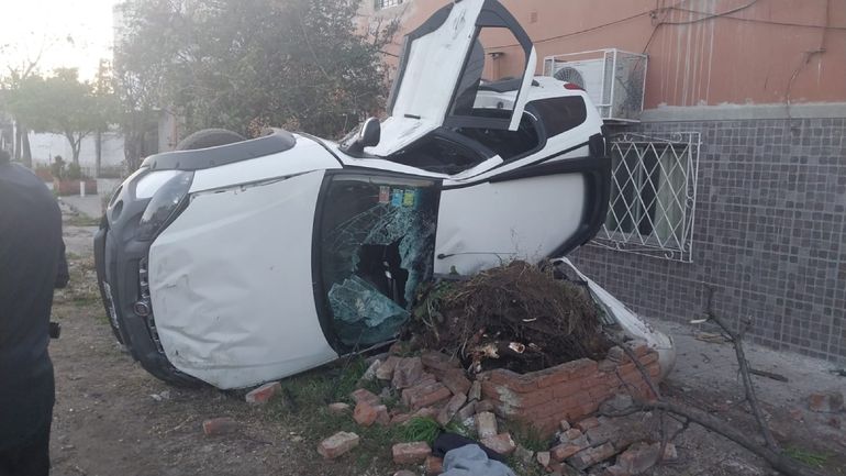 Roban un auto, huyen a los tiros  y vuelcan