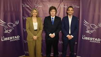 El presidente Javier Mile, junto a Nadia Márquez y Gastón Riesco.