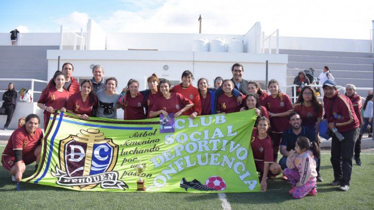 250 mujeres jugaron en  el torneo solidario de fútbol
