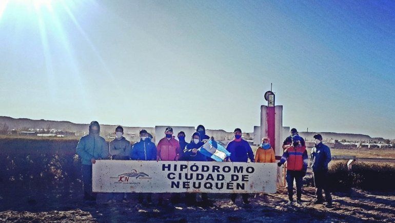Un grupo de trabajadores del turf y su reclamo hoy en el hipódromo Ciudad de Neuquén