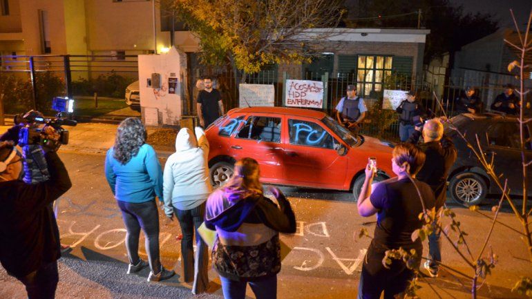 Un grupo de víctimas se autoconvocó en la casa del acosador para reclamar su detención.
