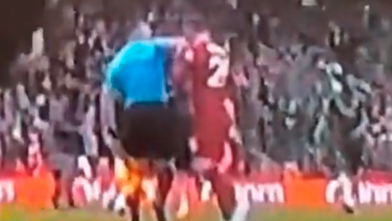 Un árbitro le pegó un codazo a un jugador en la Premier League