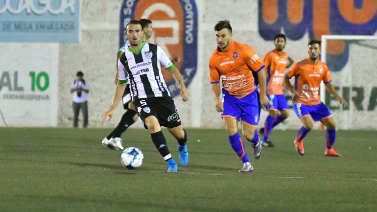 El Albinegro tuvo que trabajar para eliminar al Deportivo Roca.