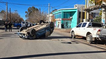 El accidente ocurrió en una de las calles más transitadas de la ciudad. (Foto: Gentileza Centenario Digital) El accidente ocurrió en una de las calles más transitadas de la ciudad. (Foto: Gentileza Centenario Digital)