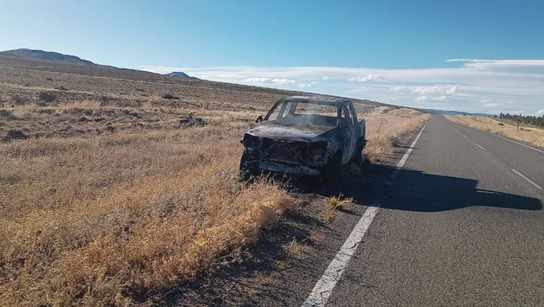 La familia bajó a tiempo del vehículo que ardió sobre la banquina.