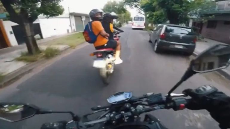 La cámara de su casco grabó cómo lo asaltaron motochorros