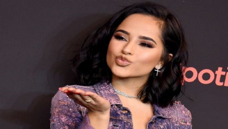 Becky G deslumbra vestida de blanco en el Instagram