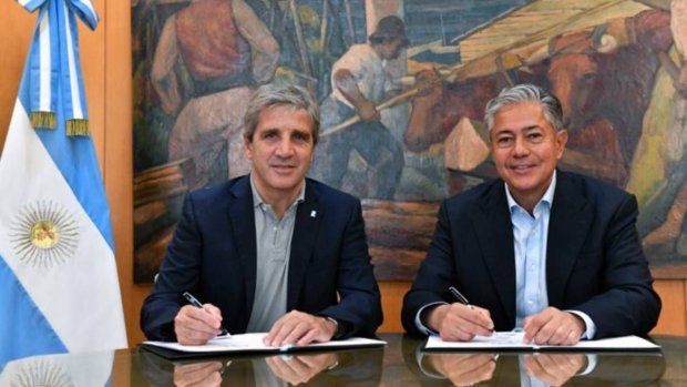 El gobernador neuquino fue recibido por Luis Caputo este jueves en Buenos Aires. El gobernador neuquino fue recibido por Luis Caputo este jueves en Buenos Aires.