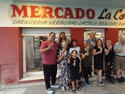 Hubo un brindis familiar antes de bajar la persiana en medio de la nostalgia y anécdotas. Cierra el histórico mercado La Confianza. Hubo un brindis familiar antes de bajar la persiana en medio de la nostalgia y anécdotas. Cierra el histórico mercado La Confianza.