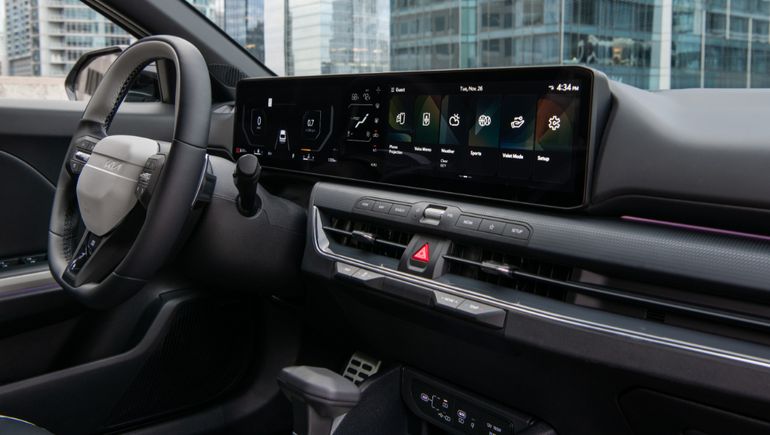 La pantalla que domina el frente del Kia K4. Foto: Prensa Kia. La pantalla que domina el frente del Kia K4. Foto: Prensa Kia.