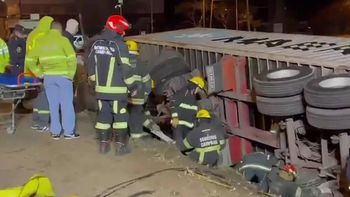 volco un camion y aplasto un auto con el acoplado: hay dos muertos volco un camion y aplasto un auto con el acoplado: hay dos muertos