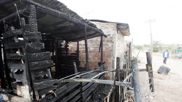Vecinos del barrio Vista Hermosa II tienen que colgarse de la luz.