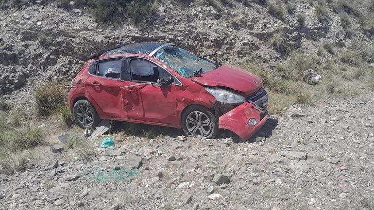 Así quedó el auto tras el vuelco en la Ruta 151. Así quedó el auto tras el vuelco en la Ruta 151.