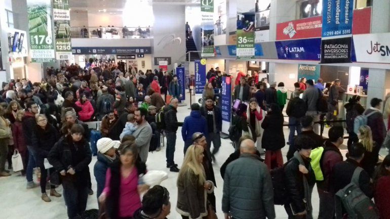 Por la niebla hubo vuelos desviados y otros demorados