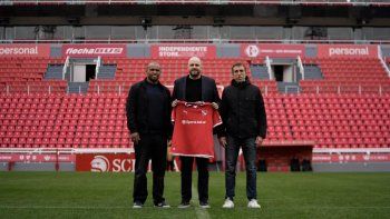 Confirmado: Independiente presentó a su nuevo DT, el primer extranjero en 30 años. Confirmado: Independiente presentó a su nuevo DT, el primer extranjero en 30 años.
