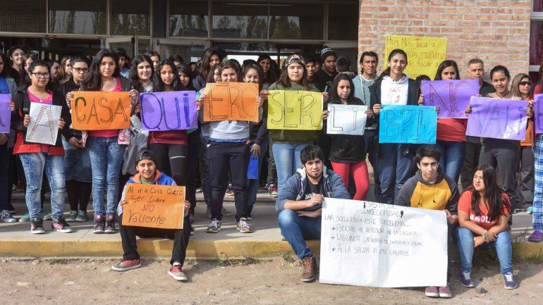 Los estudiantes de un secundario de Plottier exigieron seguridad.