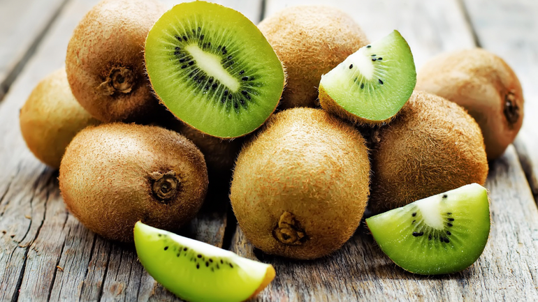 La razón por las que los especialistas recomienda comer el kiwi con cáscara