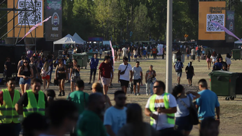 en fotos, asi se vive el 4° dia de la fiesta de la confluencia 2025: una multitud y mucha expectativa