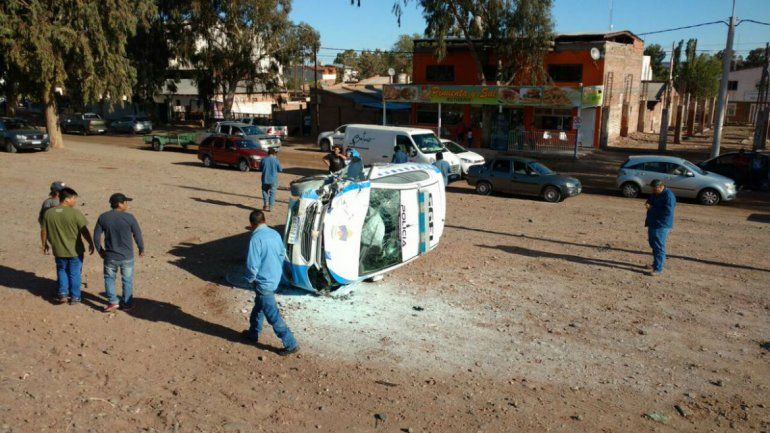 Un oficial y dos agentes lesionados luego de protagonizar un espectacular accidente en Añelo
