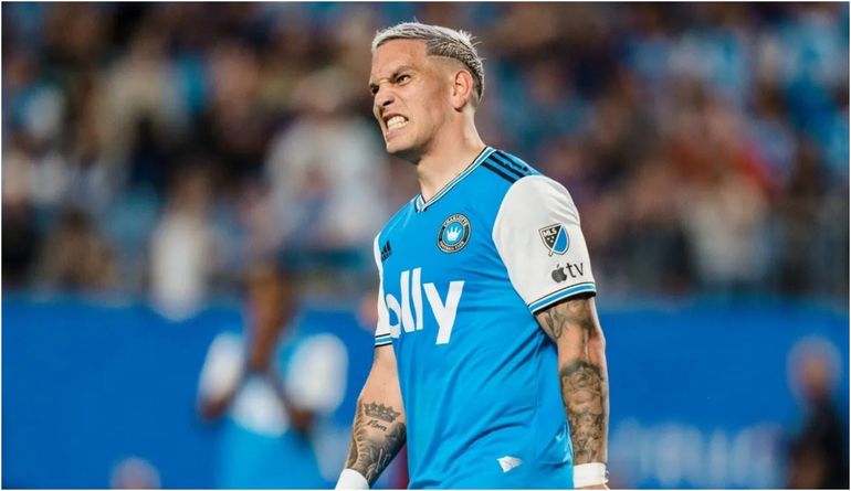 El fuerte cruce de Enzo Copetti con un hincha de Boca por la eliminación de Racing de la Copa Libertadores