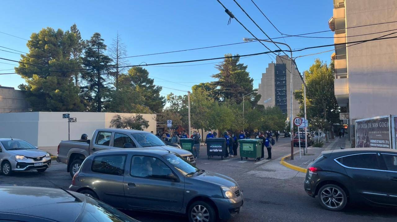 Caos de tránsito y tensión por un piquete en el centro neuquino