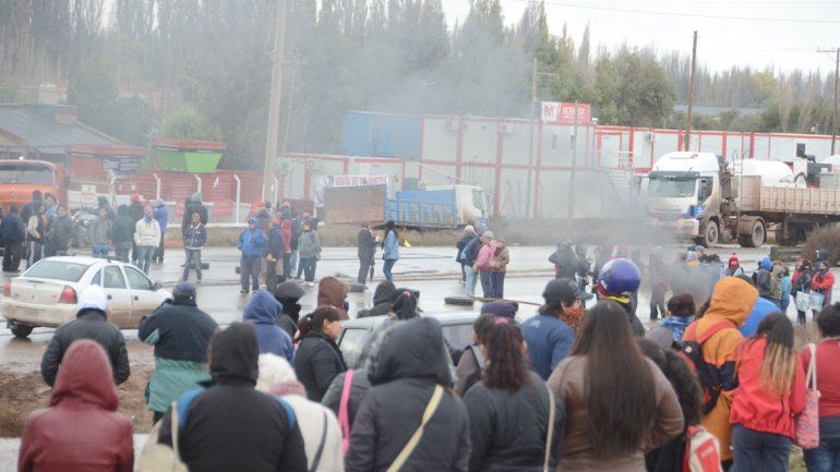 Unos 300 beneficiarios de planes cortaron ayer por cinco horas la Ruta 7.
